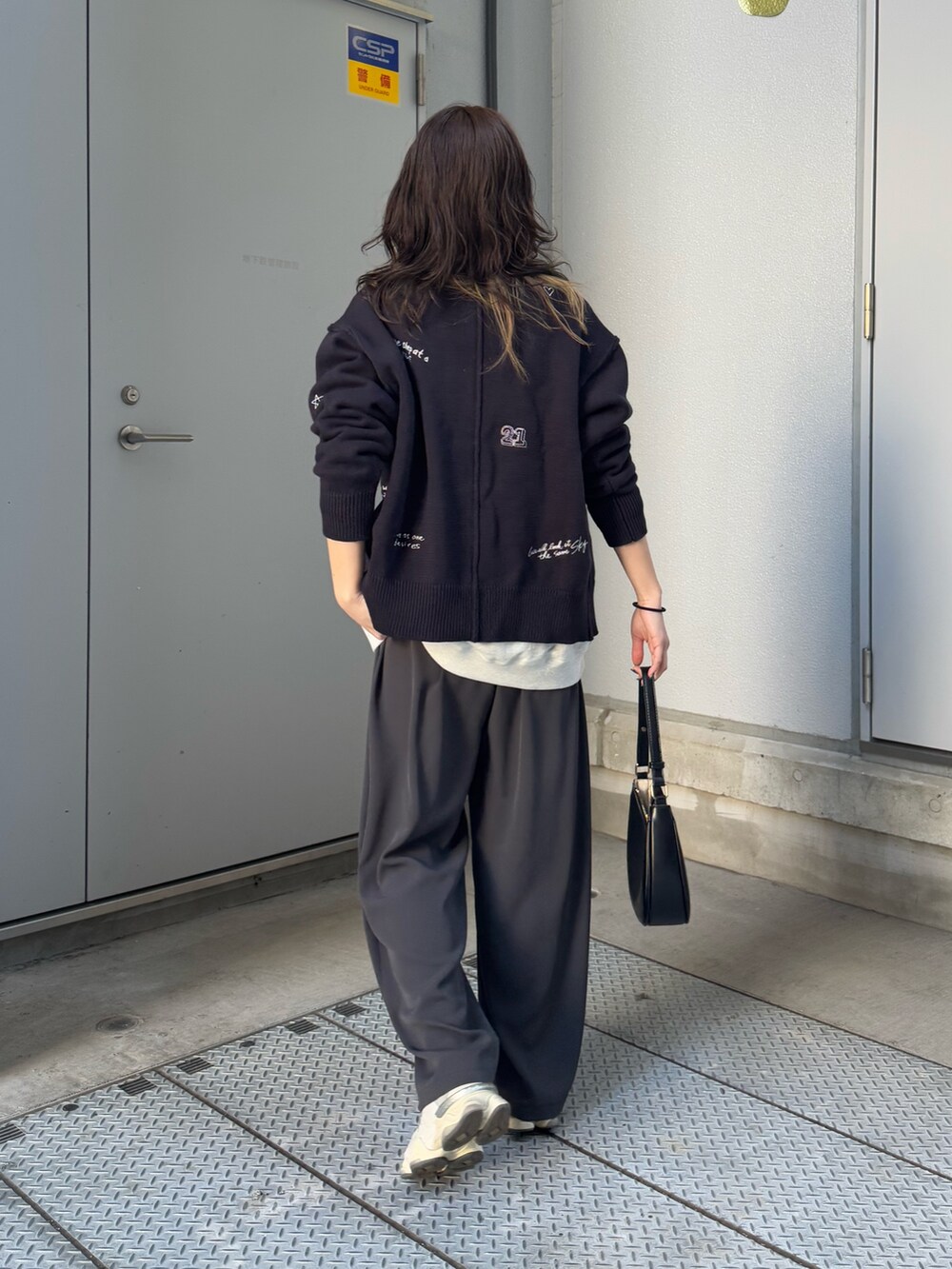 ブルー系のカーディガン/ボレロ、ベージュ系のその他パンツを着用したレディースの冬コーディネートの2枚目の写真