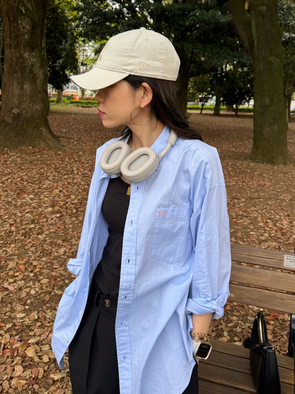 ブルー系のシャツ/ブラウス、ブラック系のスラックスを着用したレディースの春コーディネートの5枚目の写真