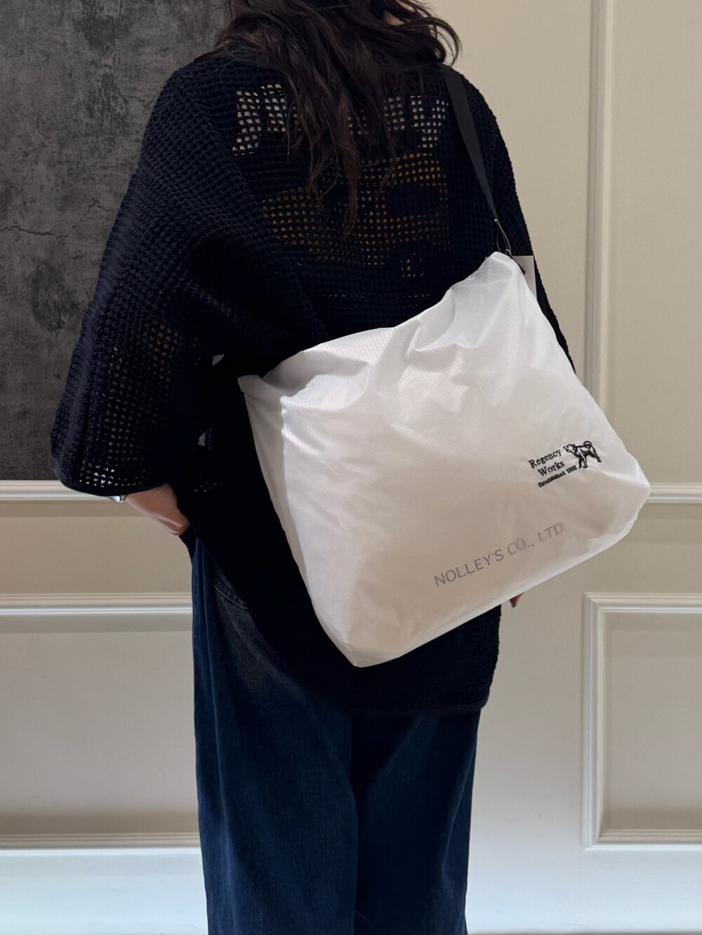 ブラック系のTシャツ/カットソー、ホワイト系のショルダーバッグ、ブルー系のデニムパンツを着用したレディースの夏コーディネートの3枚目の写真