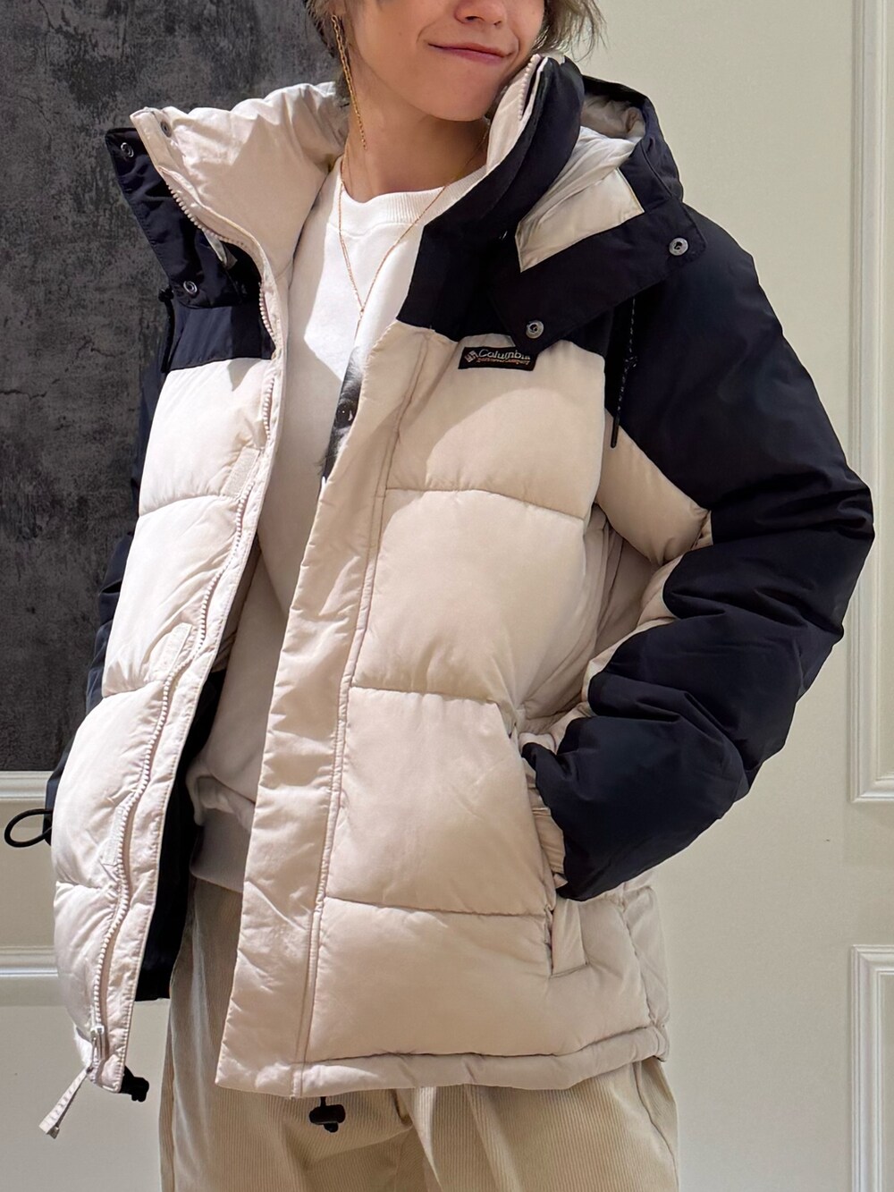 ホワイト系のスウェット、ホワイト系のダウンジャケット/コート、ホワイト系のその他パンツを着用したレディースの秋コーディネートの2枚目の写真