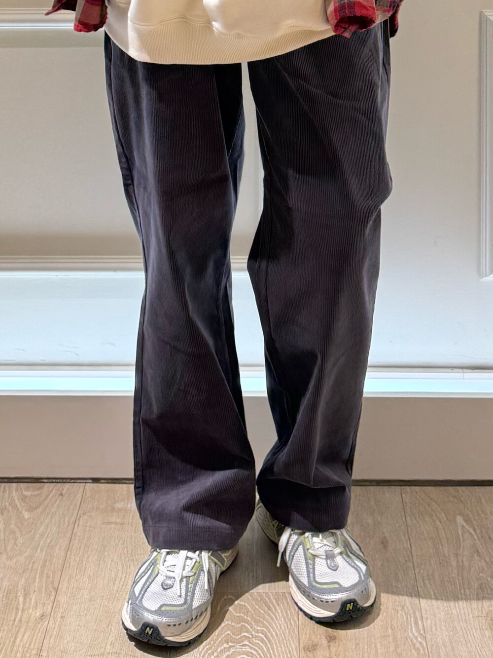 レッド系のシャツ/ブラウス、ホワイト系のパーカー、ブルー系のキャップを着用したレディースの秋コーディネートの5枚目の写真