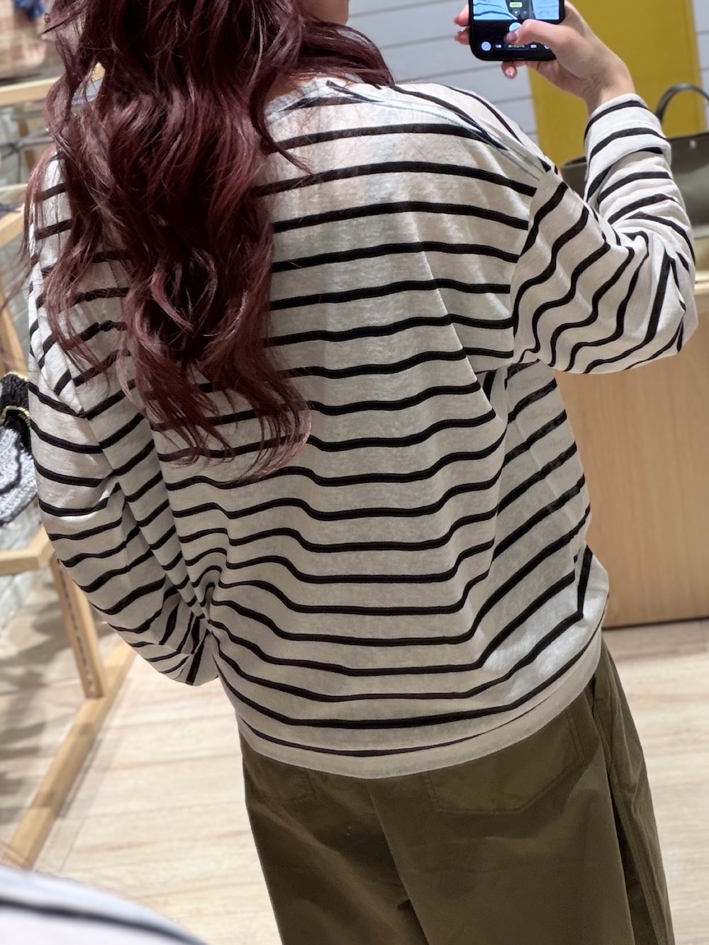 ホワイト系のTシャツ/カットソー、グリーン系のその他パンツを着用したレディースの夏コーディネートの3枚目の写真
