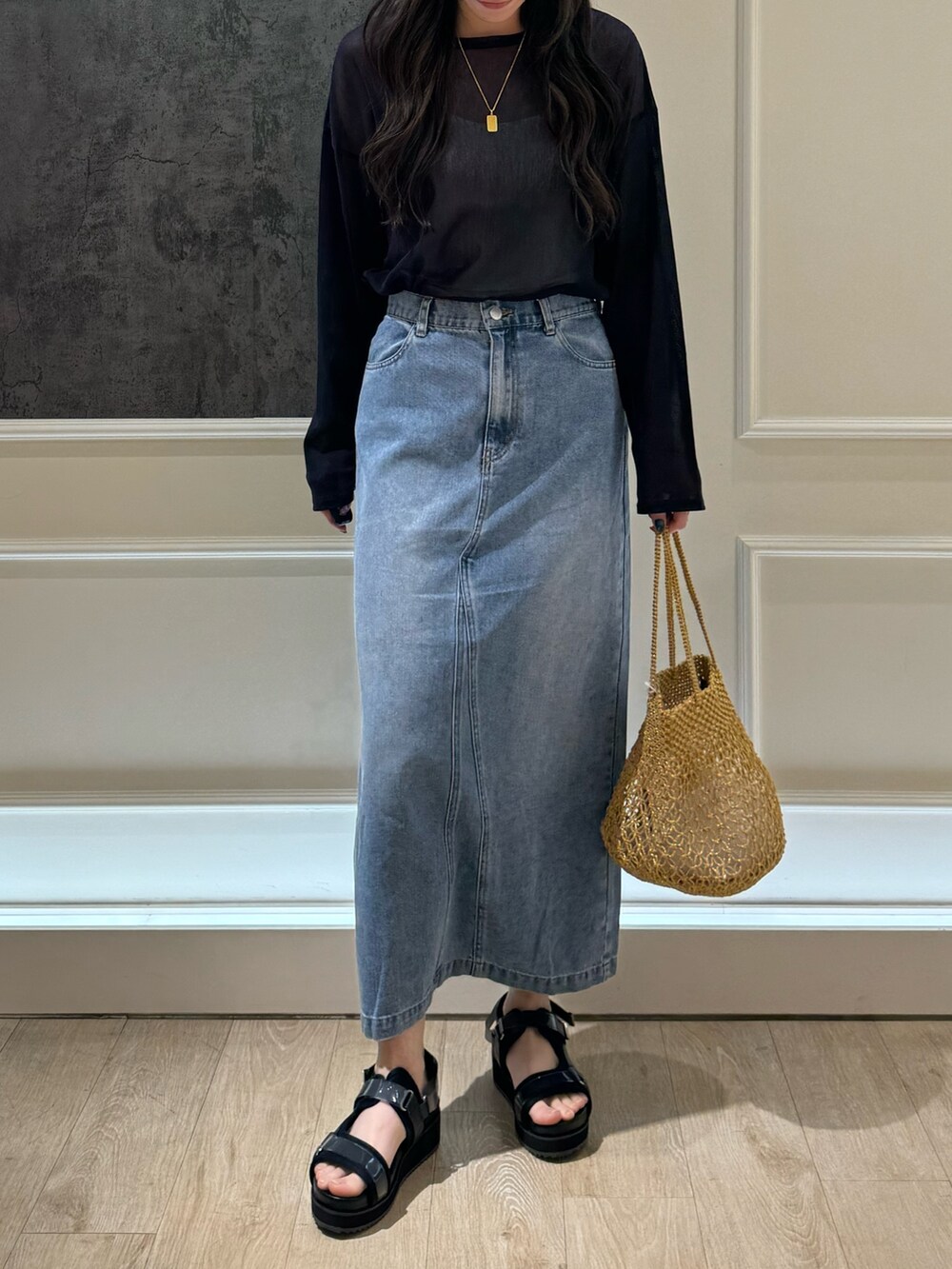 ブルー系のTシャツ/カットソー、ブルー系のデニムスカート、ブラック系のサンダルを着用したレディースの春コーディネートの2枚目の写真
