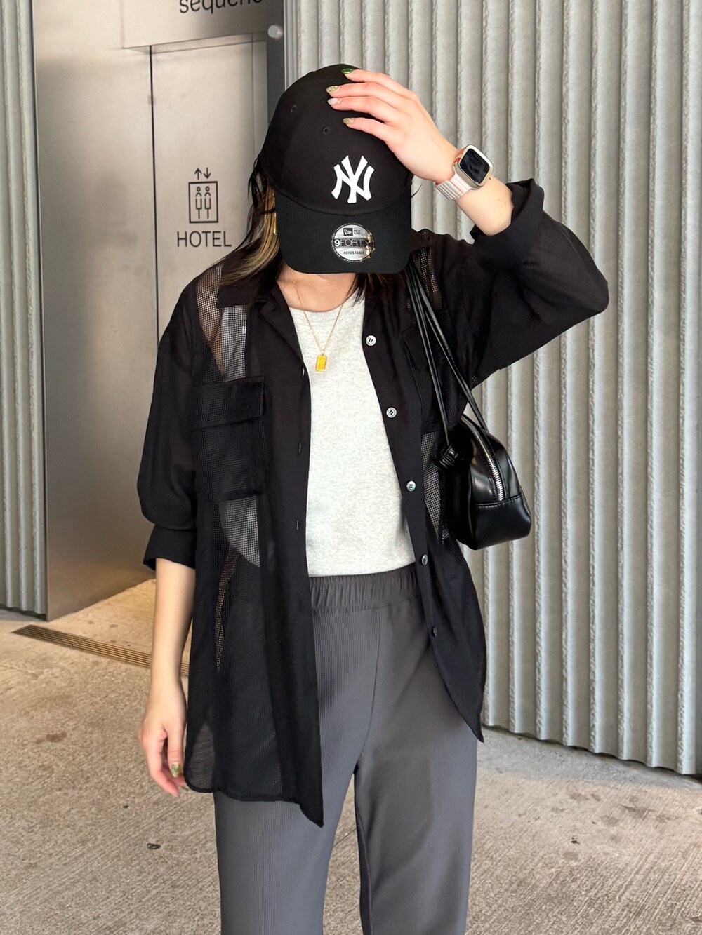 ブラック系のシャツ/ブラウス、グレー系のその他パンツ、ブラック系のサンダルを着用したレディースの夏コーディネートの5枚目の写真