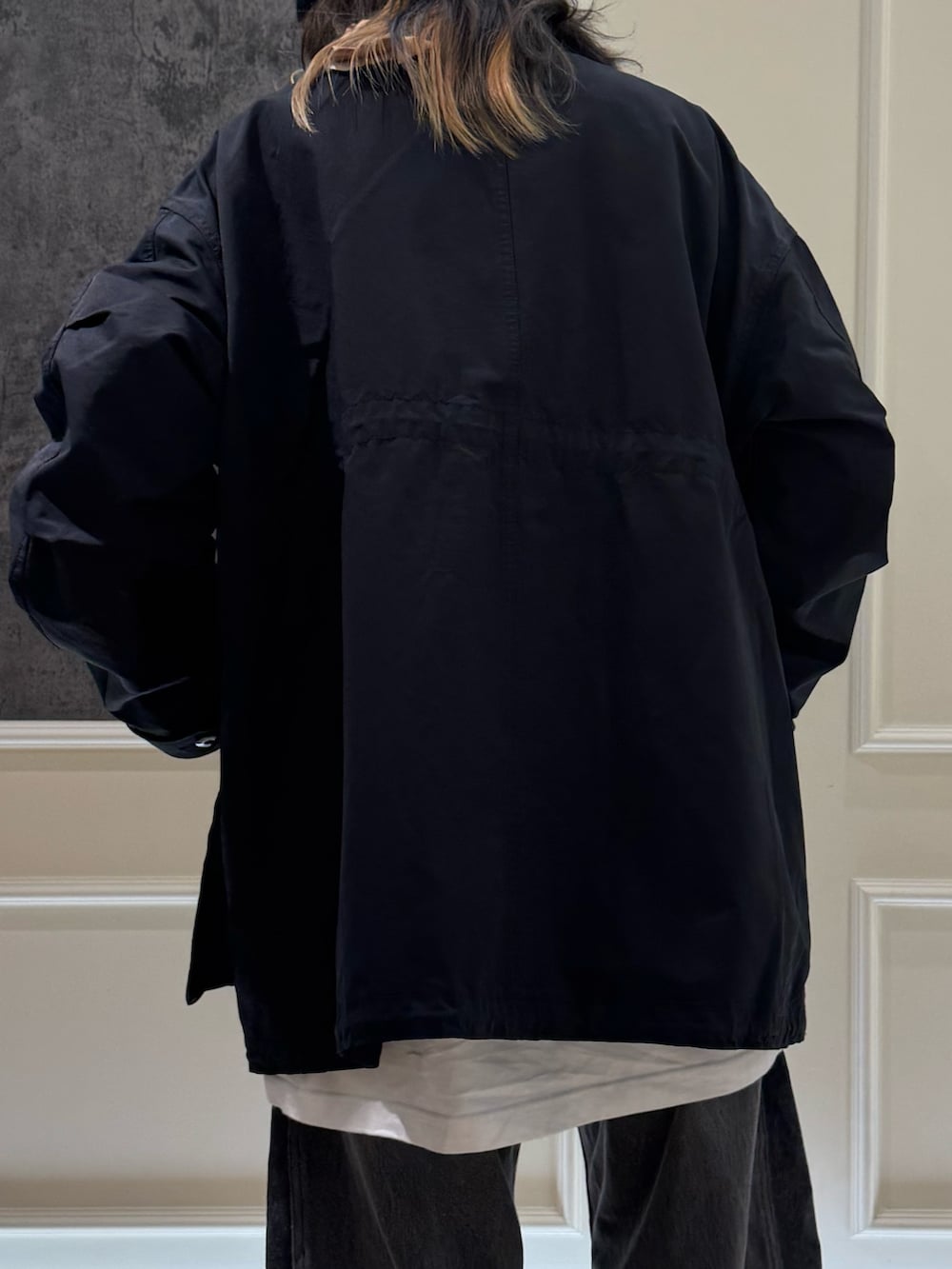 ブラック系のモッズコート、ブラック系のニットキャップ/ビーニーを着用したレディースの秋コーディネートの3枚目の写真