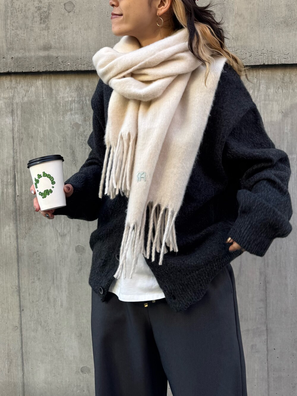 グレー系のその他パンツ、ブラック系のカーディガン/ボレロを着用したレディースの冬コーディネートの2枚目の写真