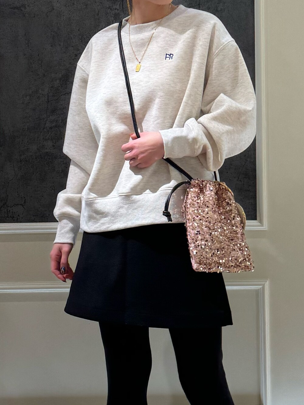 グレー系のスウェット、ブラック系のその他パンツ、ブラック系のブーツを着用したレディースの冬コーディネートの2枚目の写真