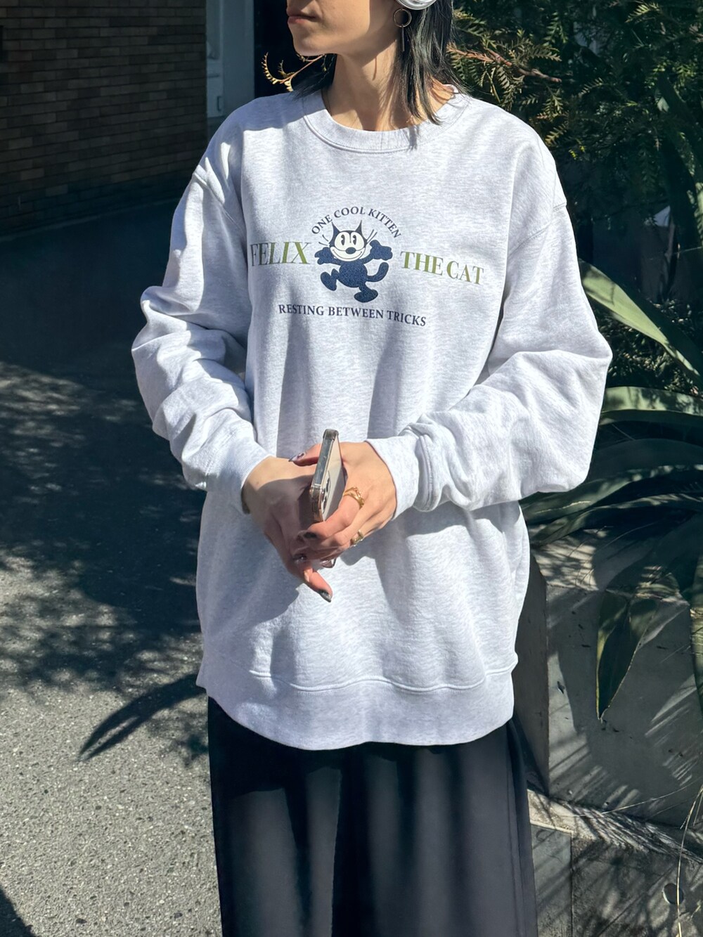 グレー系のスウェット、ブラック系のその他パンツを着用したレディースの冬コーディネートの2枚目の写真