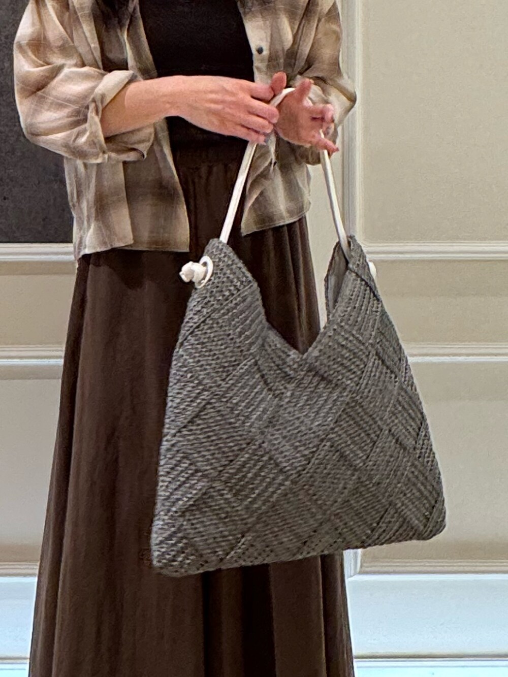 ベージュ系のシャツ/ブラウス、ブラウン系のスカート、ブラウン系のタンクトップを着用したレディースの夏コーディネートの3枚目の写真