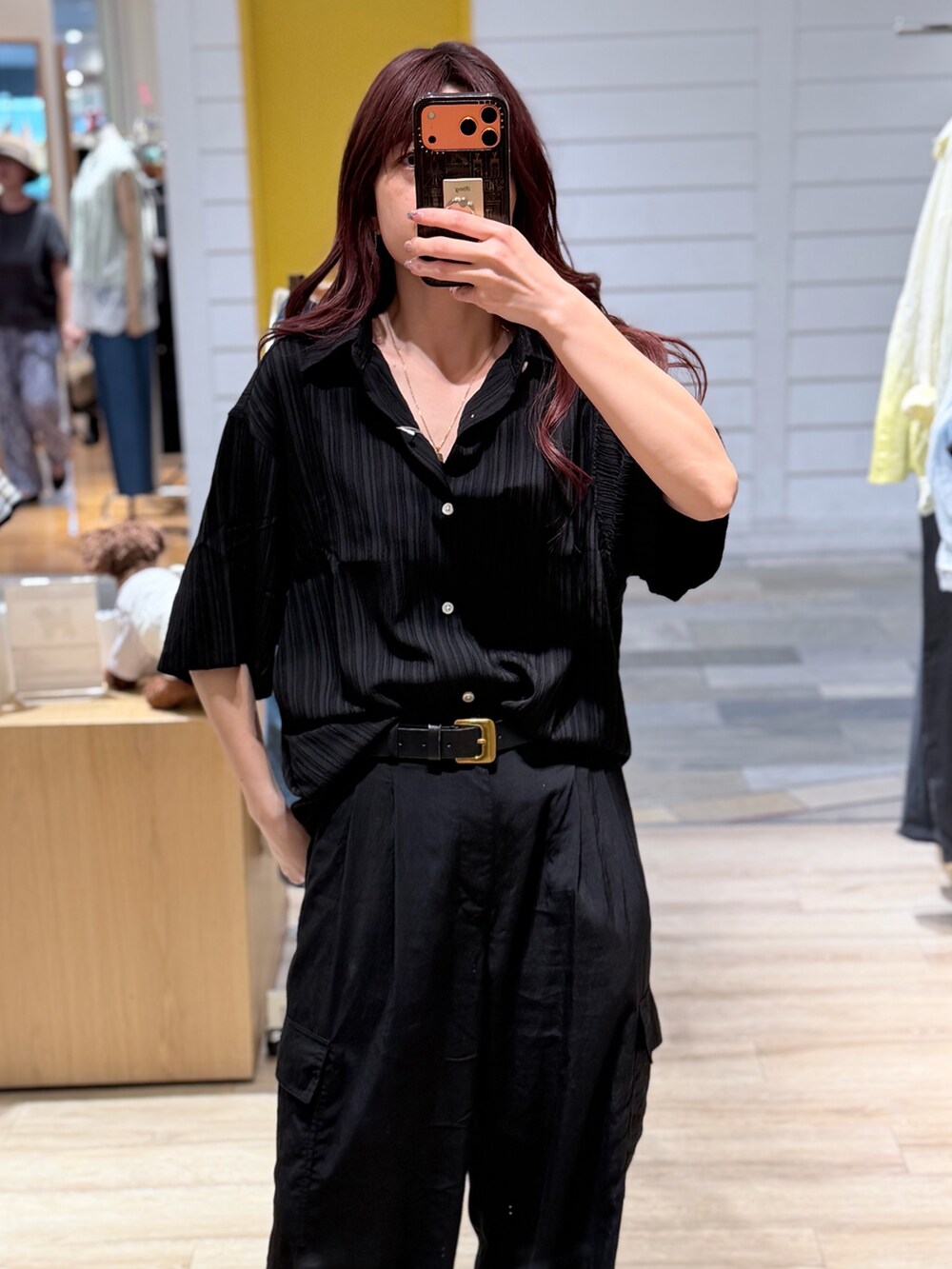 ブラック系のシャツ/ブラウス、ブラック系のその他パンツを着用したレディースの夏コーディネートの3枚目の写真