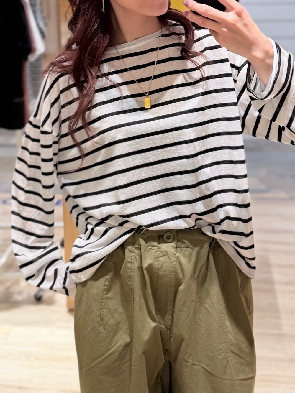 ホワイト系のTシャツ/カットソー、グリーン系のその他パンツを着用したレディースの夏コーディネートの2枚目の写真
