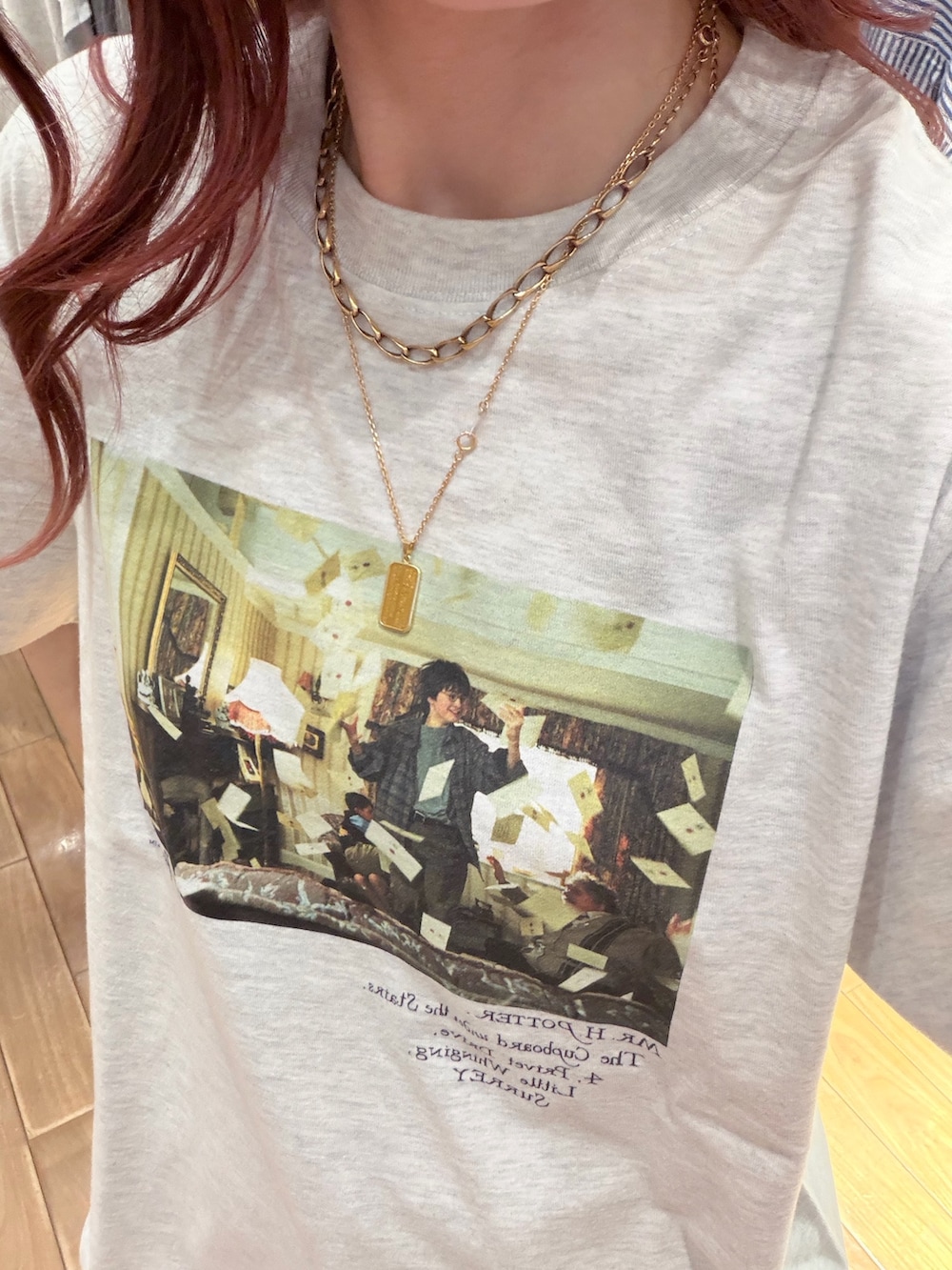 グレー系のTシャツ/カットソーを着用したレディースの春コーディネートの2枚目の写真