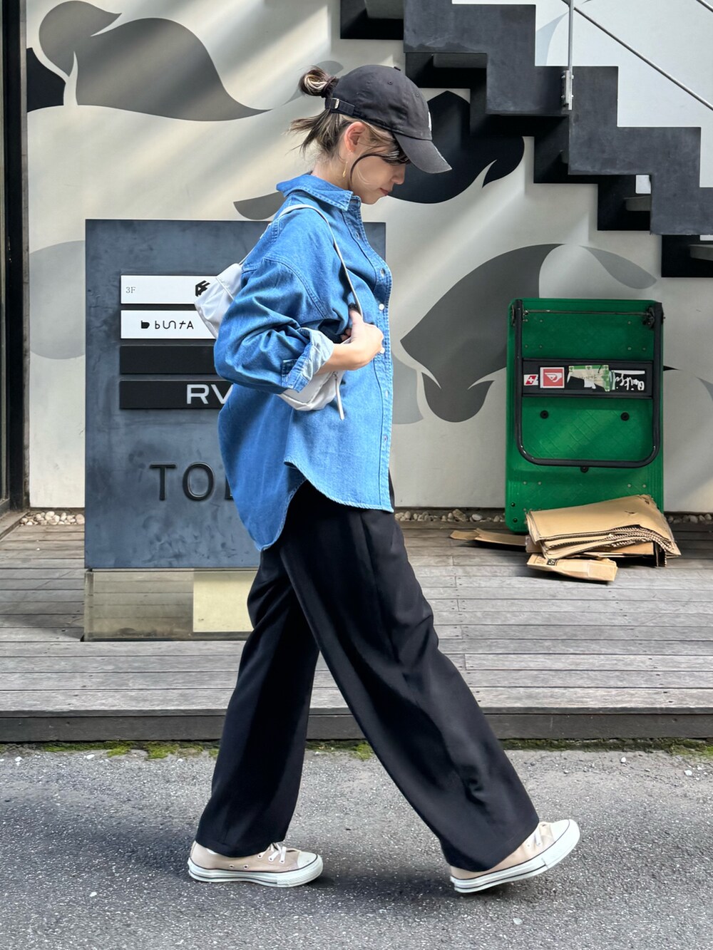 ブルー系のシャツ/ブラウス、ブラック系のその他パンツを着用したレディースの秋コーディネートの3枚目の写真