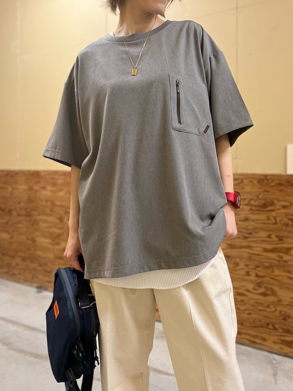 ベージュ系のTシャツ/カットソー、ホワイト系のタンクトップを着用したレディースの夏コーディネートの2枚目の写真