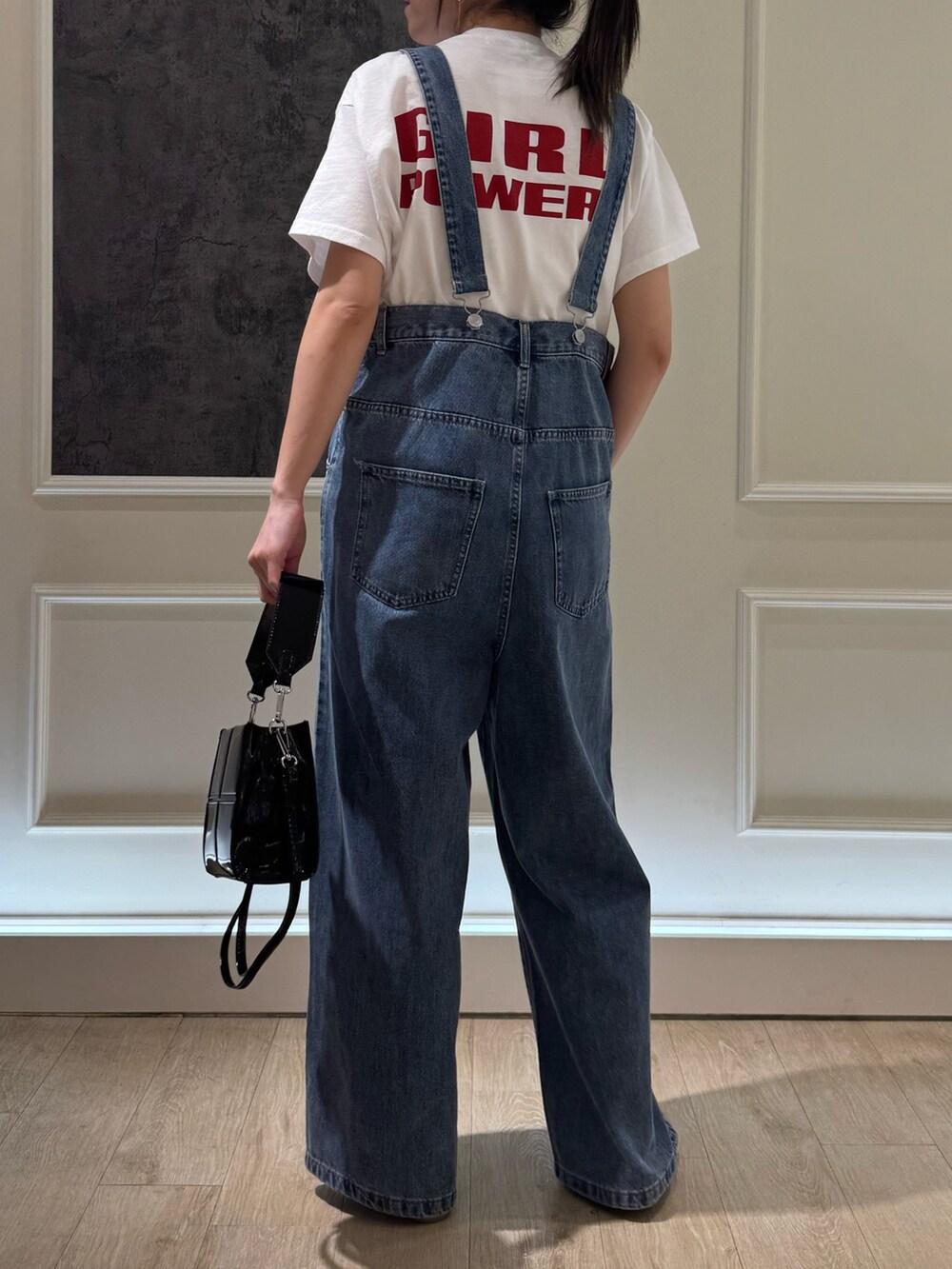 ブルー系のデニムパンツ、シルバー系のショルダーバッグ、シルバー系のサンダルを着用したレディースの夏コーディネートの3枚目の写真