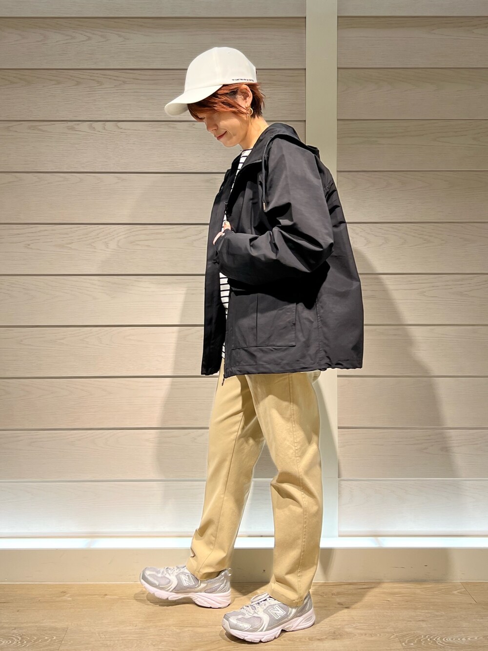 ブラック系のブルゾン、ベージュ系のその他パンツ、ホワイト系のTシャツ/カットソーを着用したレディースの春コーディネートの2枚目の写真