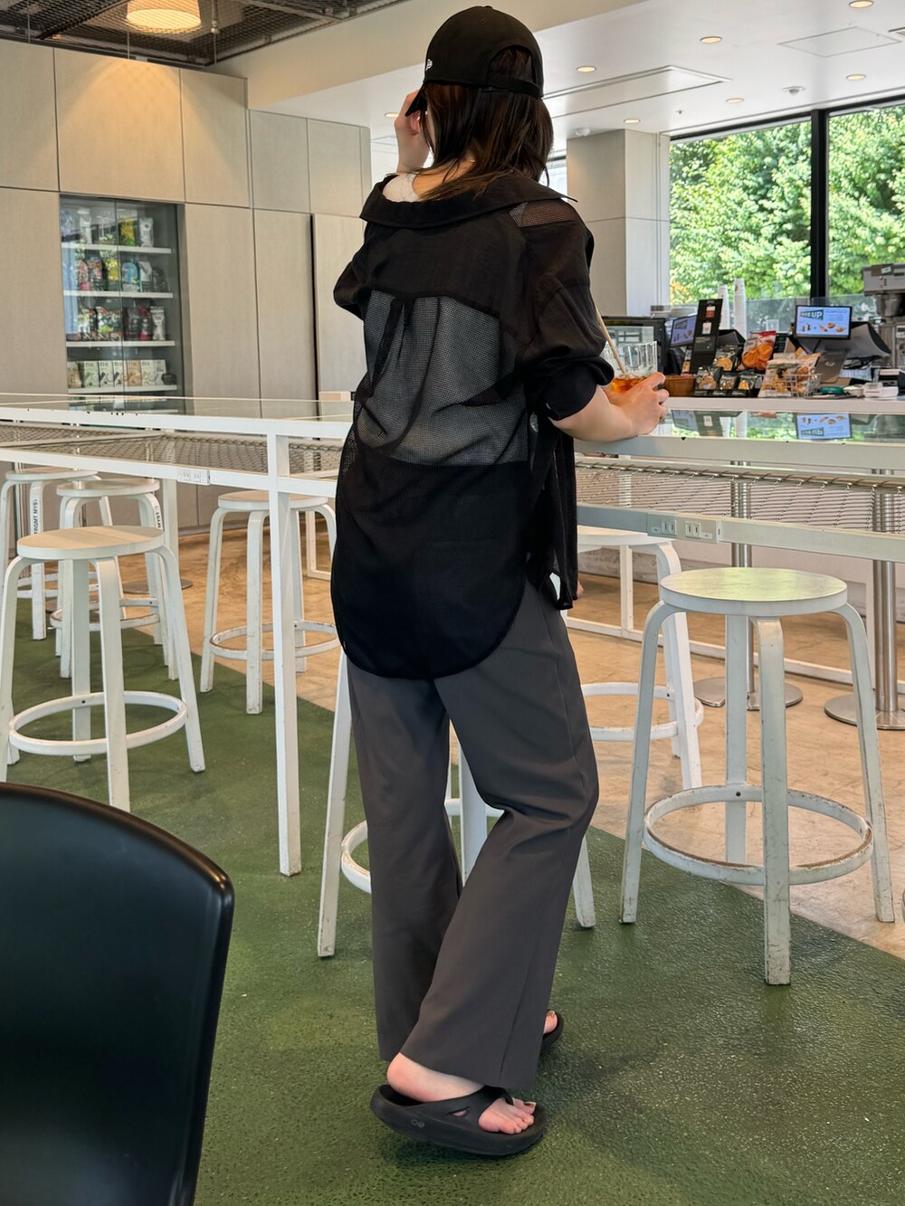 ブラック系のシャツ/ブラウス、グレー系のその他パンツ、ブラック系のサンダルを着用したレディースの夏コーディネートの7枚目の写真