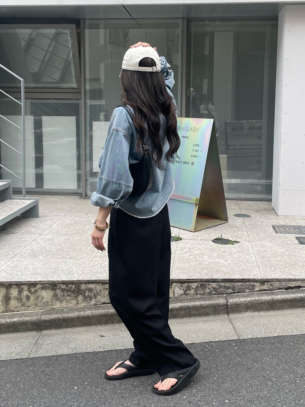 ブルー系のシャツ/ブラウス、ブラック系のサンダル、ブラック系のその他パンツを着用したレディースの春コーディネートの6枚目の写真