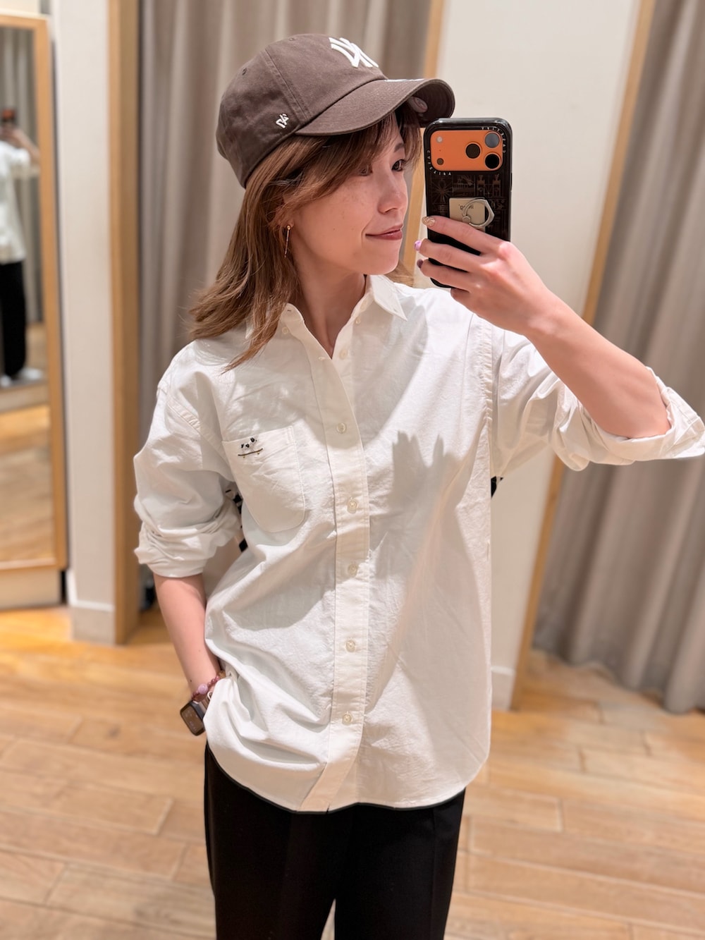 ホワイト系のシャツ/ブラウス、ブラック系のスラックスを着用したレディースの春コーディネートの3枚目の写真