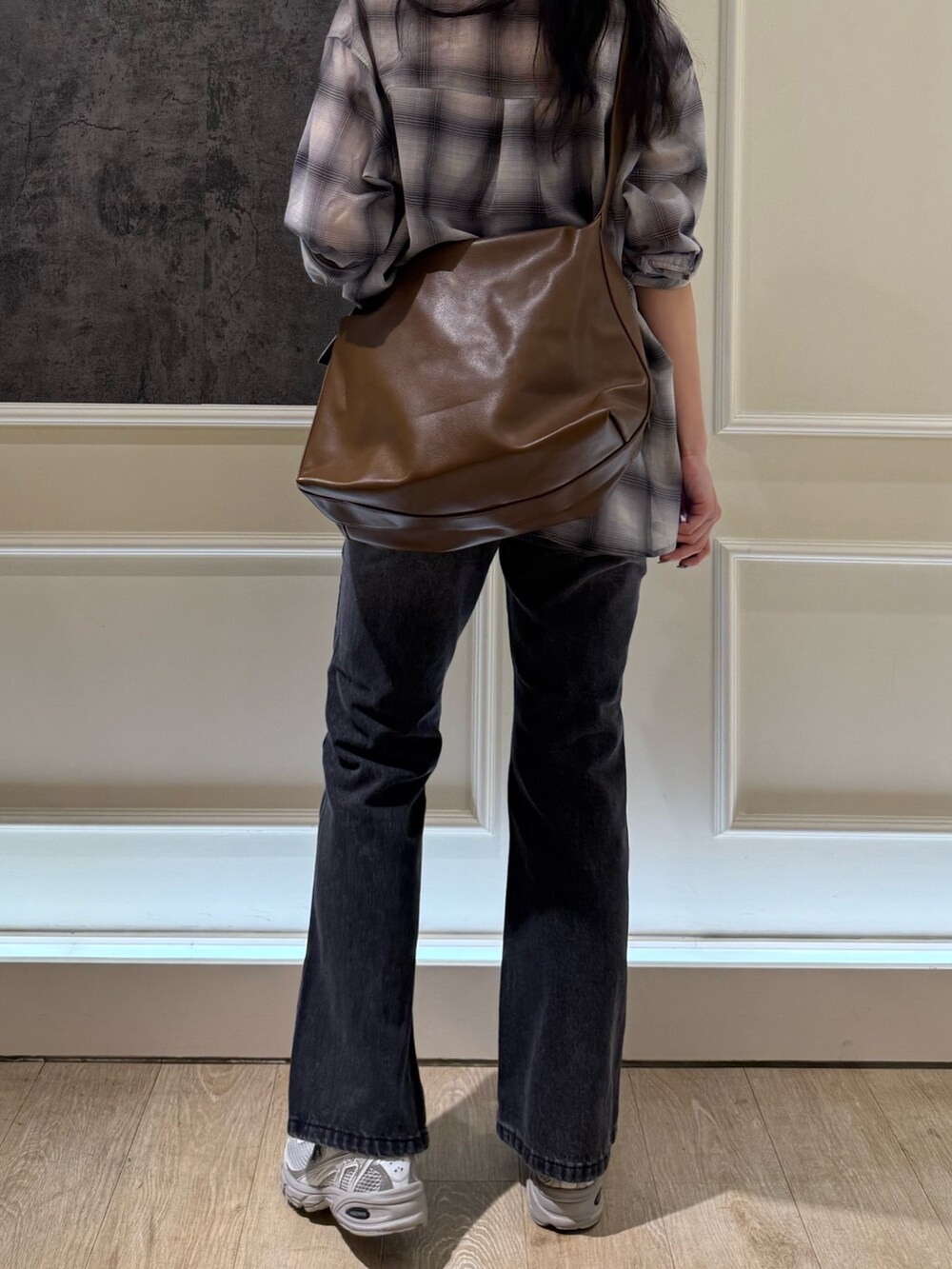 グレー系のシャツ/ブラウス、ブラック系のデニムパンツを着用したレディースの夏コーディネートの5枚目の写真