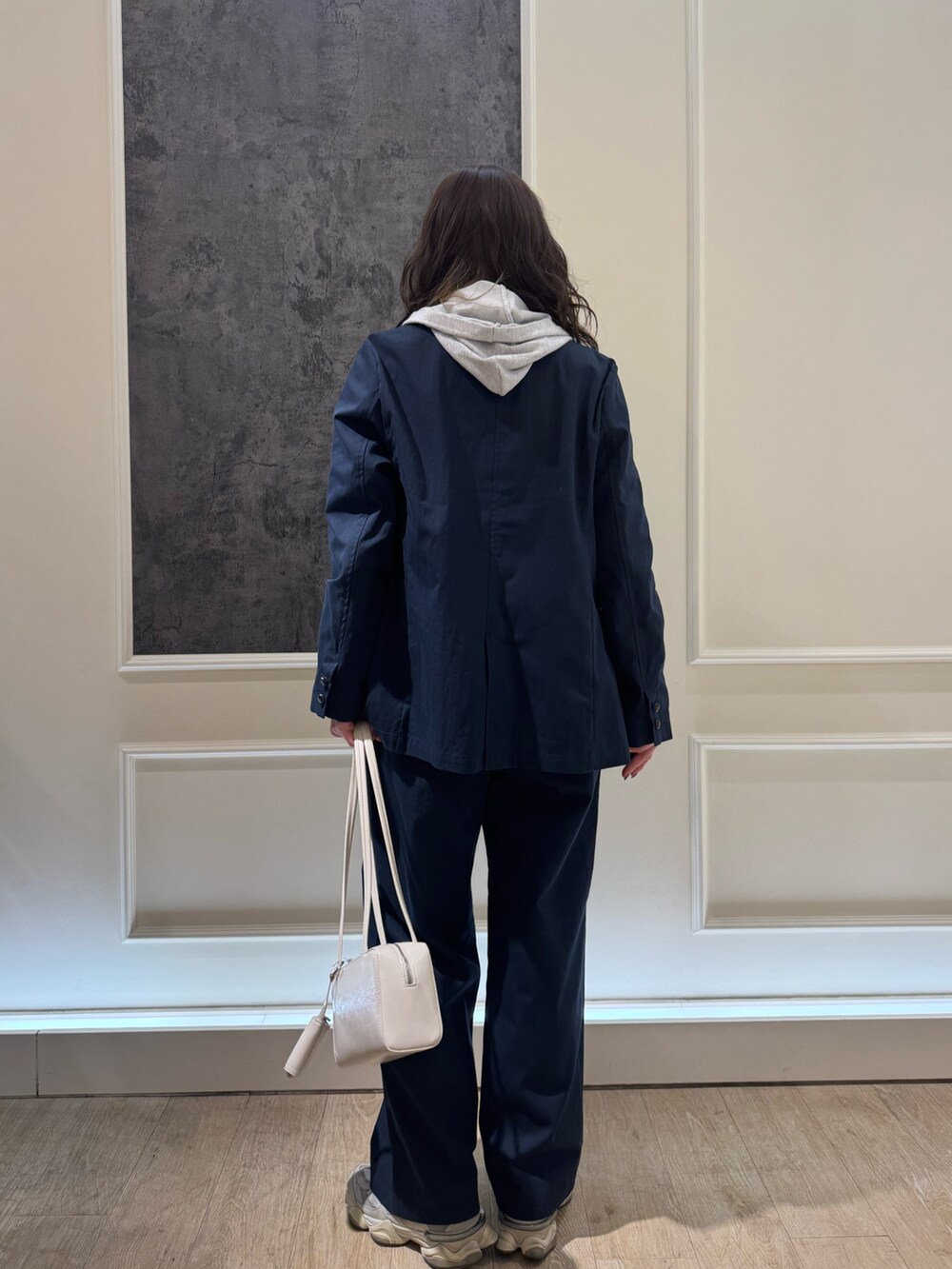 ブルー系のテーラードジャケット、ブルー系のその他パンツ、グレー系のニット/セーターを着用したレディースの春コーディネートの3枚目の写真