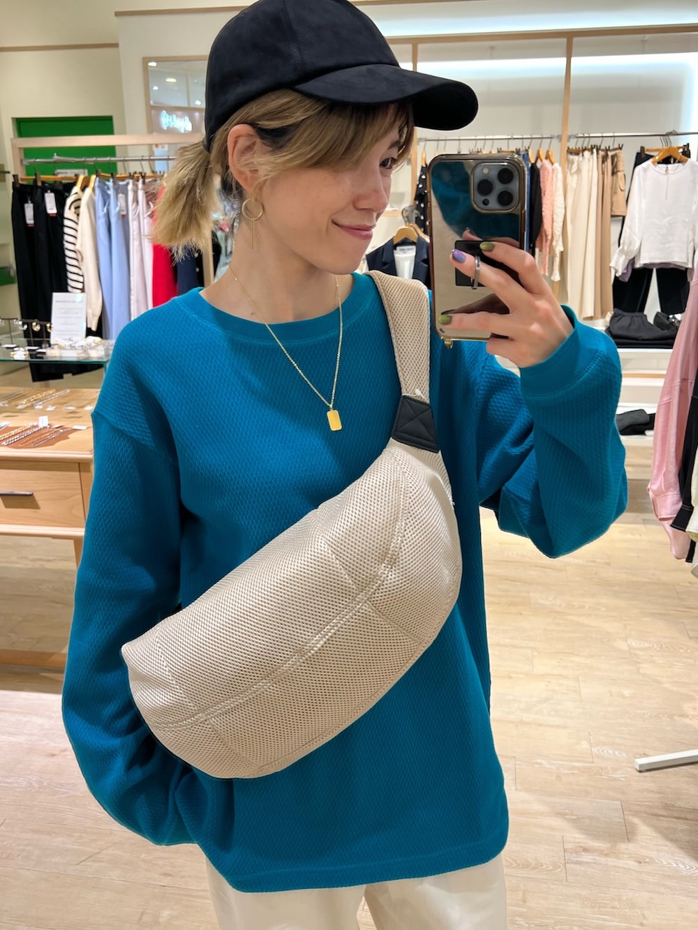 ホワイト系のその他パンツ、グリーン系のTシャツ/カットソー、ベージュ系のショルダーバッグを着用したレディースの秋コーディネートの2枚目の写真