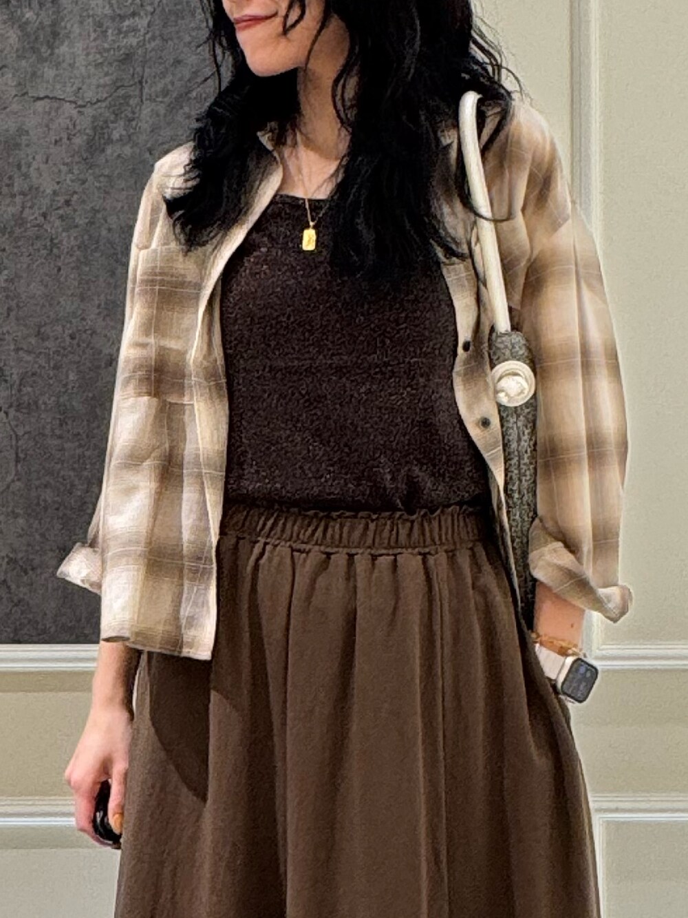 ベージュ系のシャツ/ブラウス、ブラウン系のスカート、ブラウン系のタンクトップを着用したレディースの夏コーディネートの6枚目の写真