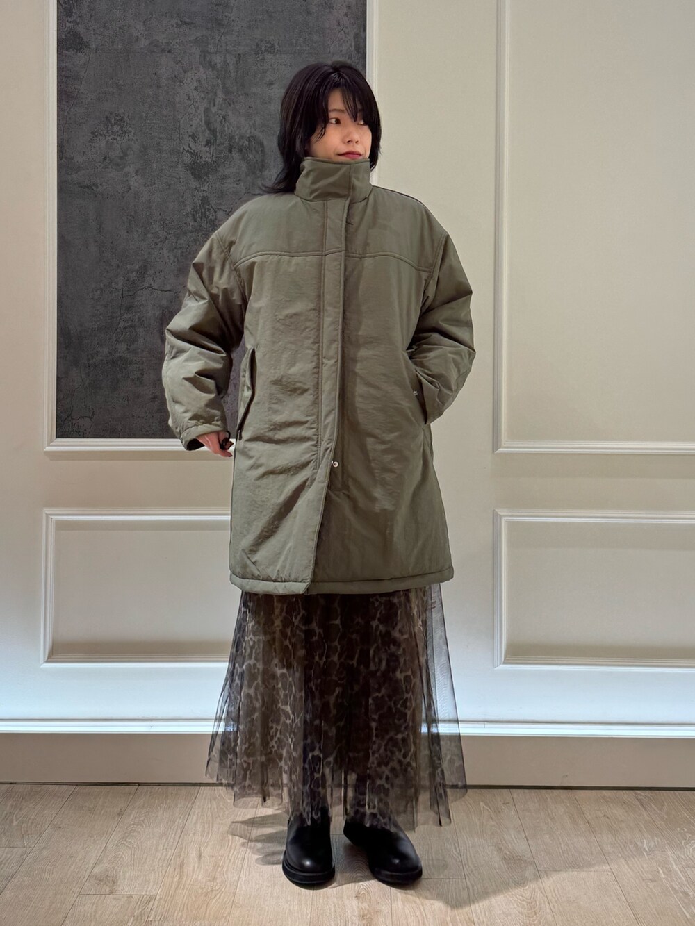 ホワイト系のスウェット、グレー系のスカートを着用したレディースの冬コーディネートの2枚目の写真