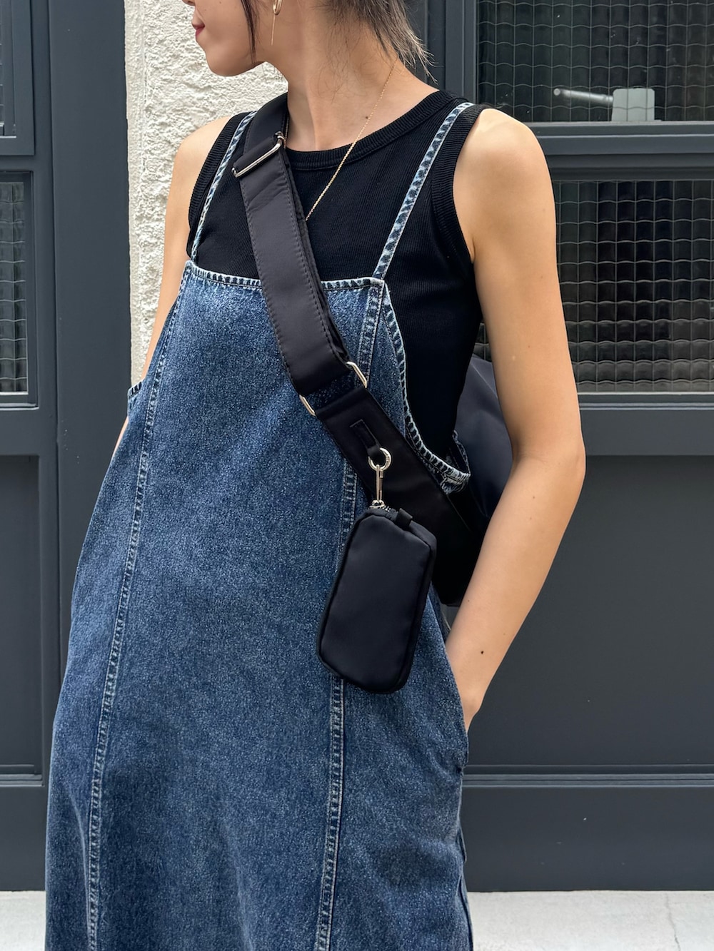 ブルー系のワンピース、ブラック系のショルダーバッグを着用したレディースの夏コーディネートの2枚目の写真