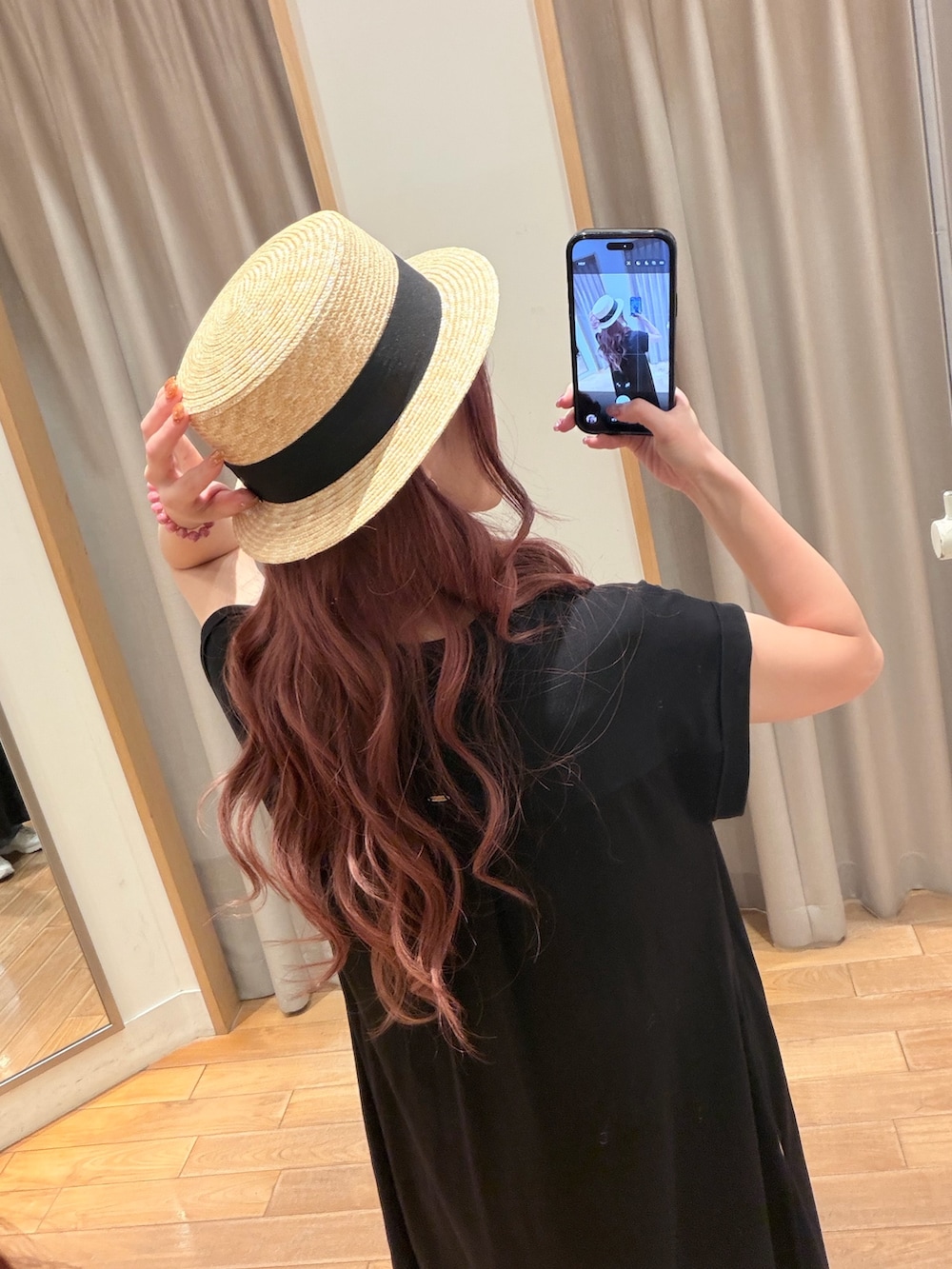 ブラック系のワンピース、ベージュ系のハットを着用したレディースの夏コーディネートの2枚目の写真