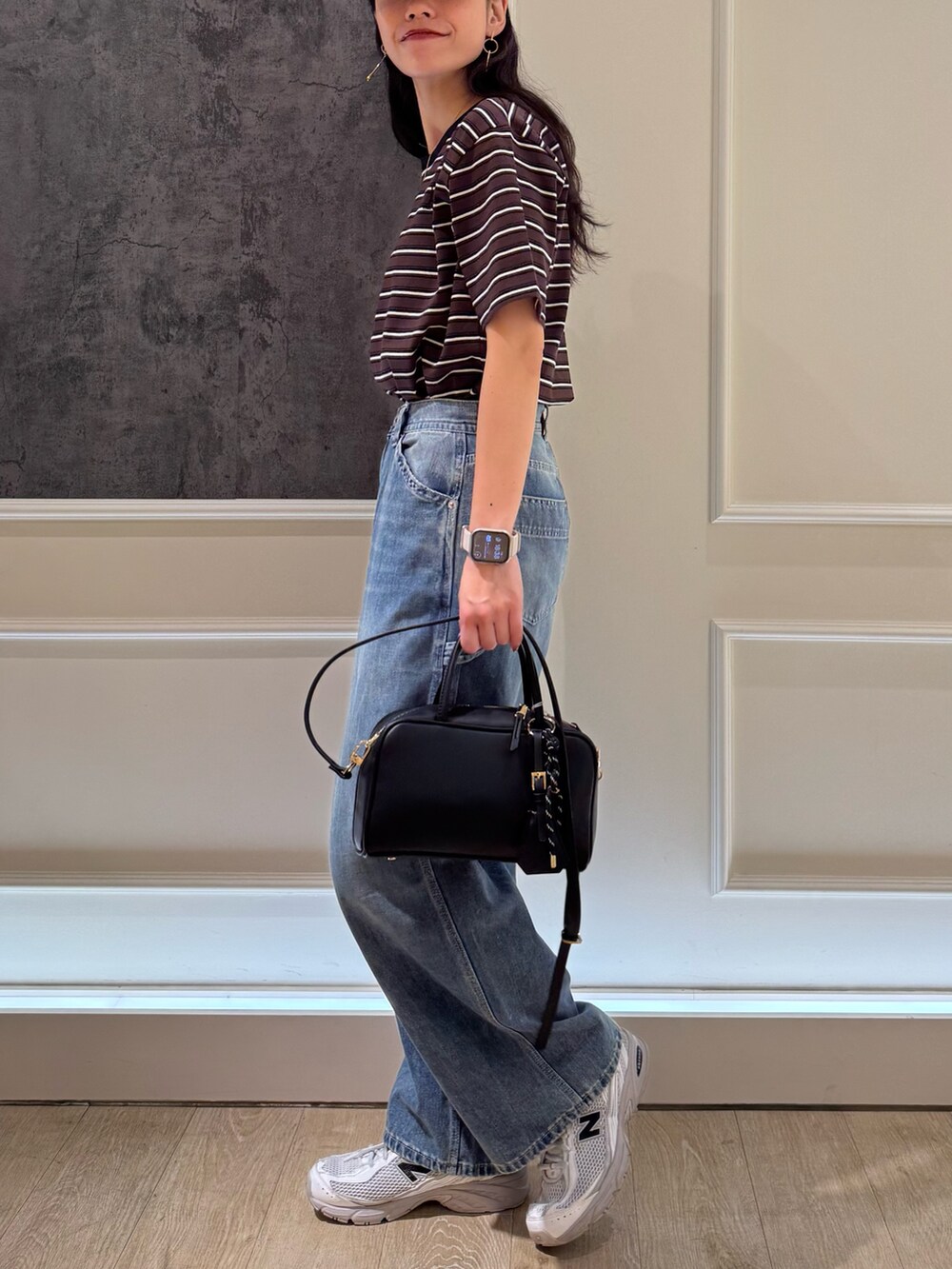 ベージュ系のTシャツ/カットソー、ブルー系のデニムパンツを着用したレディースの夏コーディネートの3枚目の写真