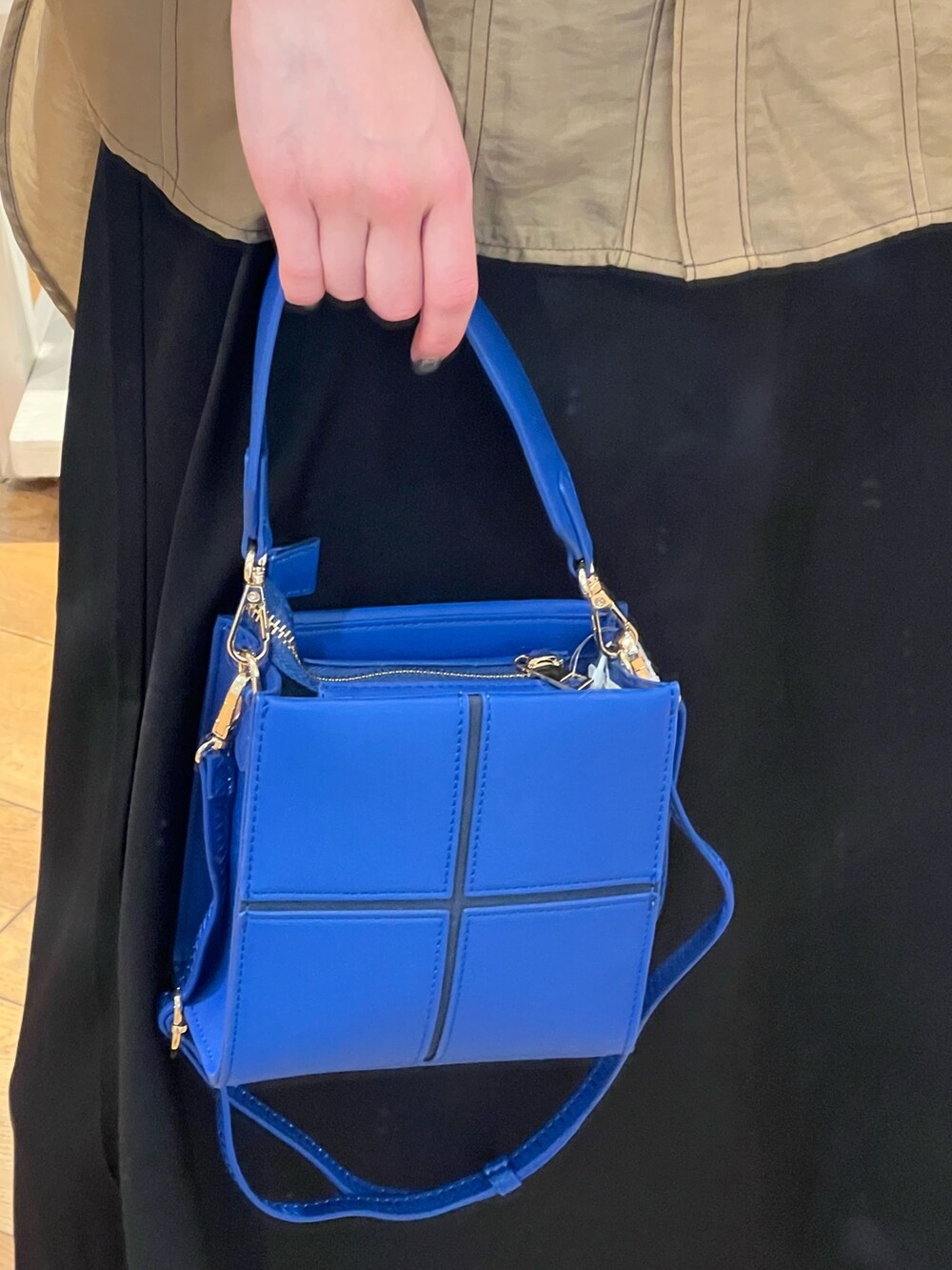 ブラック系のニット/セーター、ブラウン系のシャツ/ブラウス、ブラック系のサンダルを着用したレディースの夏コーディネートの3枚目の写真