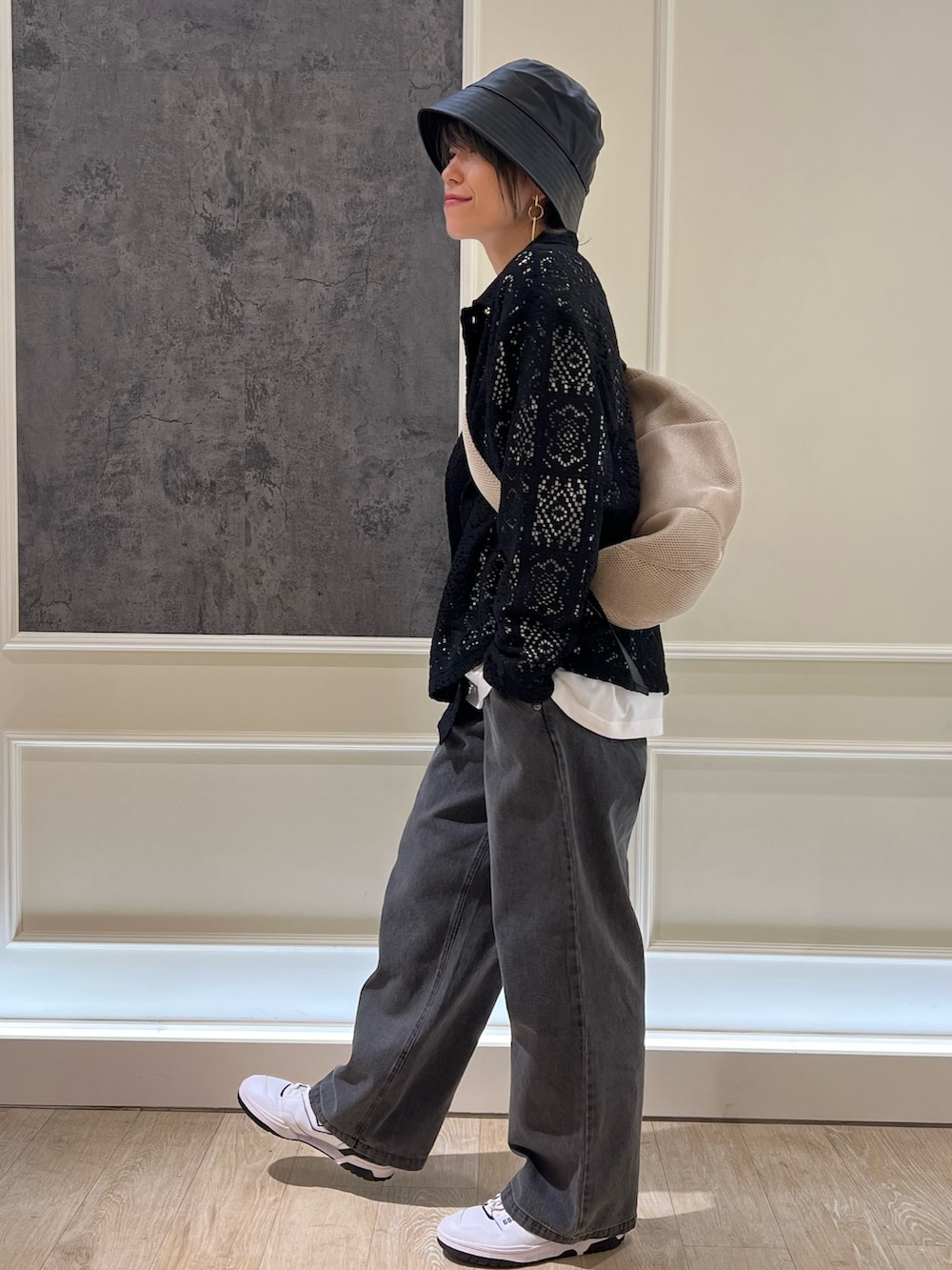 ブラック系のシャツ/ブラウス、ブラック系のデニムパンツ、ブラック系のハットを着用したレディースの秋コーディネートの2枚目の写真