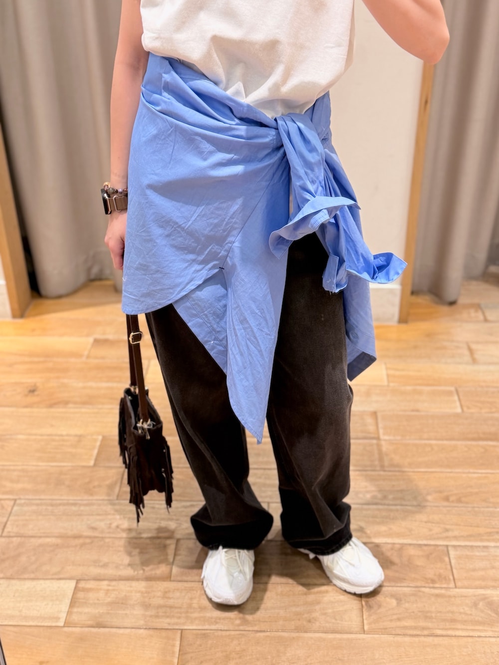 ホワイト系のTシャツ/カットソー、ブルー系のシャツ/ブラウス、ブラック系のデニムパンツを着用したレディースの春コーディネートの4枚目の写真