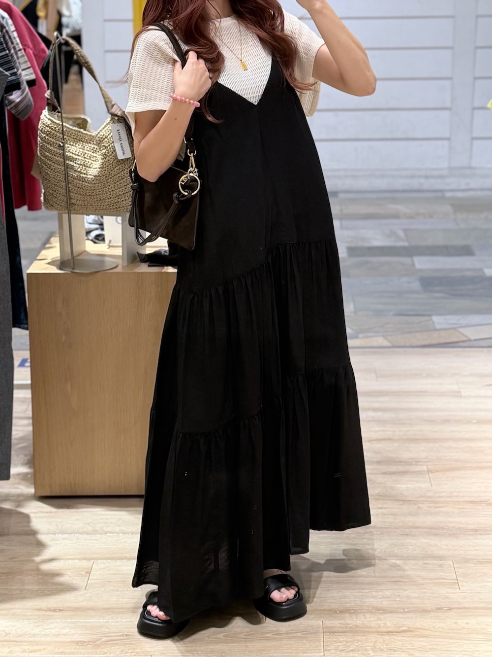 ホワイト系のTシャツ/カットソー、ブラック系のワンピース、ブラック系のサンダルを着用したレディースの夏コーディネートの4枚目の写真