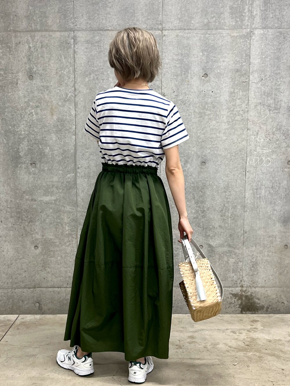 ホワイト系のワンピース、シルバー系のショルダーバッグ、ホワイト系のスニーカーを着用したレディースの春コーディネートの2枚目の写真