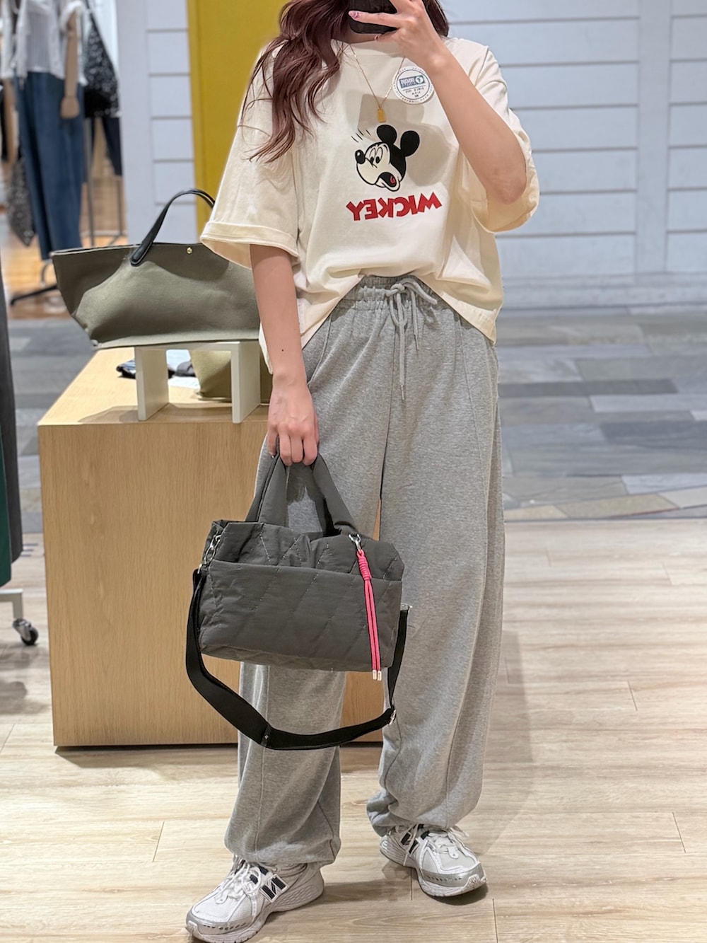 グレー系のその他パンツ、グレー系のショルダーバッグを着用したレディースの夏コーディネートの2枚目の写真