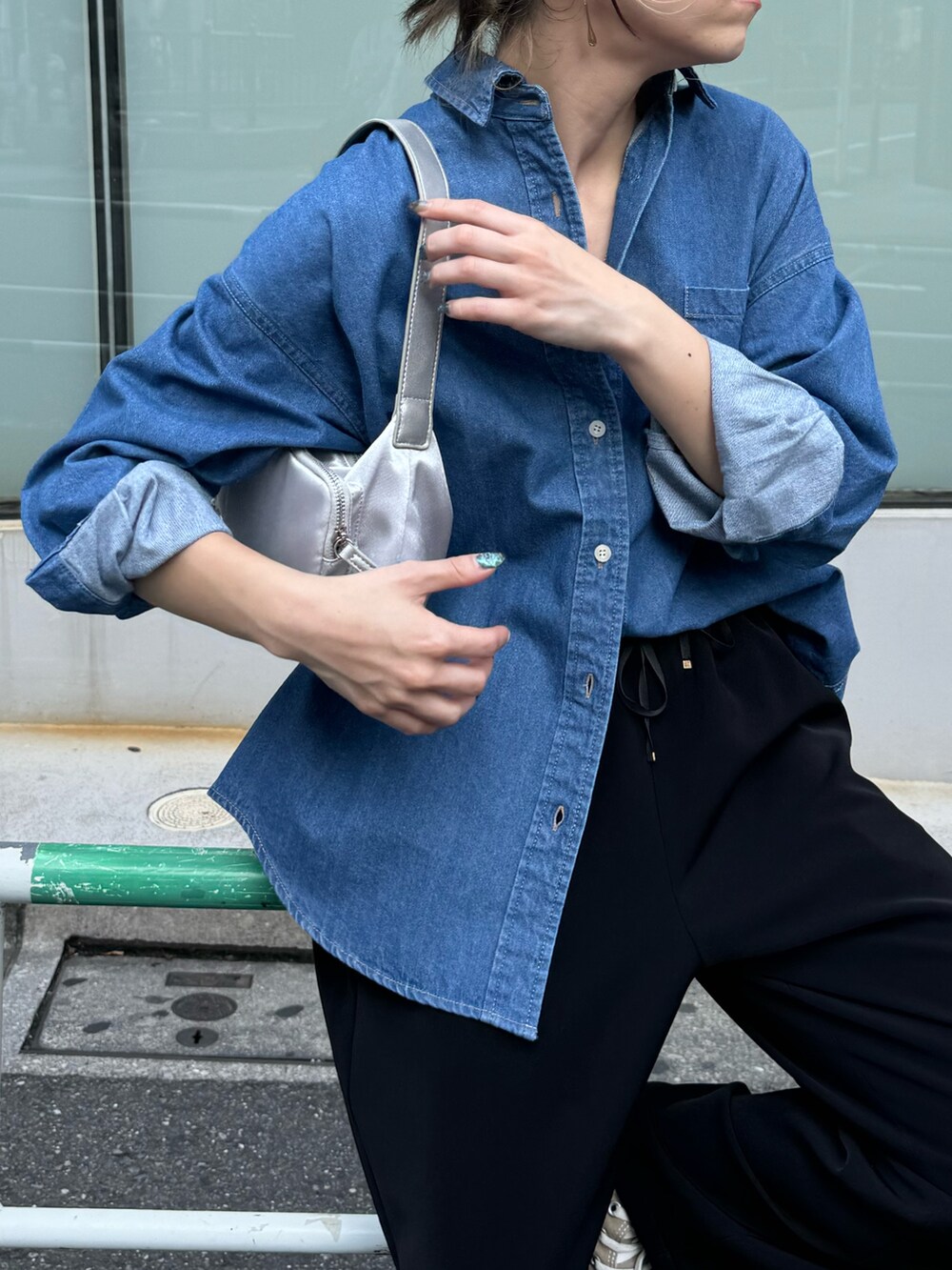 ブルー系のシャツ/ブラウス、ブラック系のその他パンツを着用したレディースの秋コーディネートの2枚目の写真