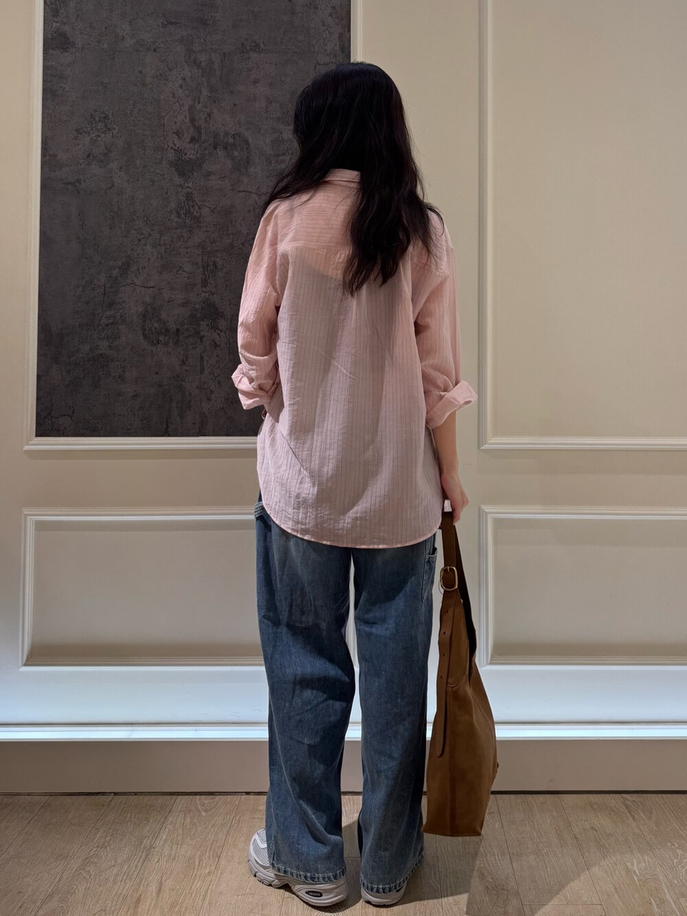 ピンク系のシャツ/ブラウス、ブルー系のデニムパンツを着用したレディースの夏コーディネートの5枚目の写真