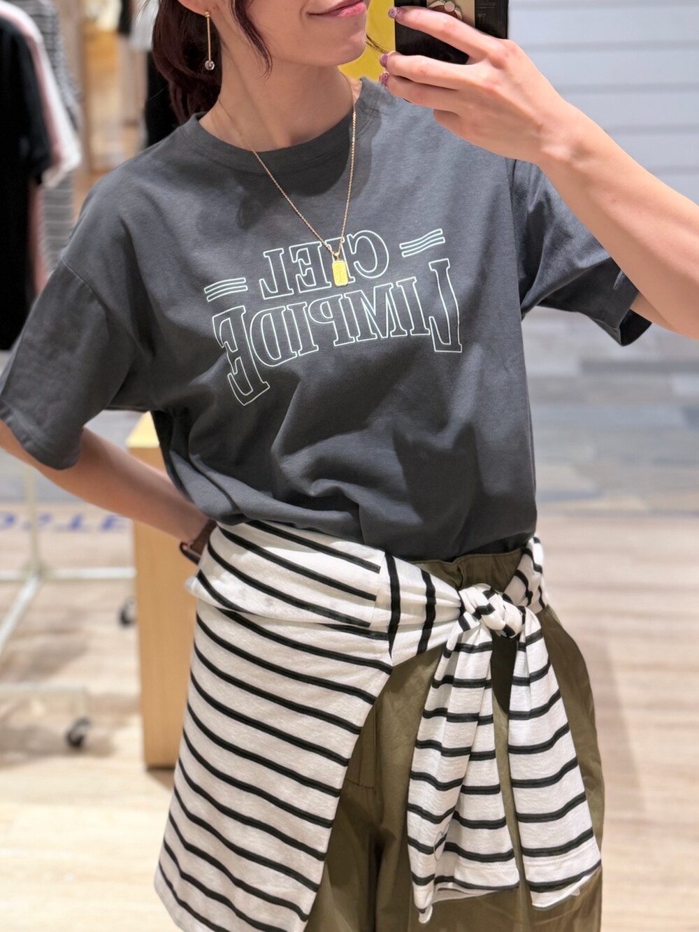 グレー系のTシャツ/カットソー、グリーン系のその他パンツ、ホワイト系のTシャツ/カットソーを着用したレディースの夏コーディネートの2枚目の写真