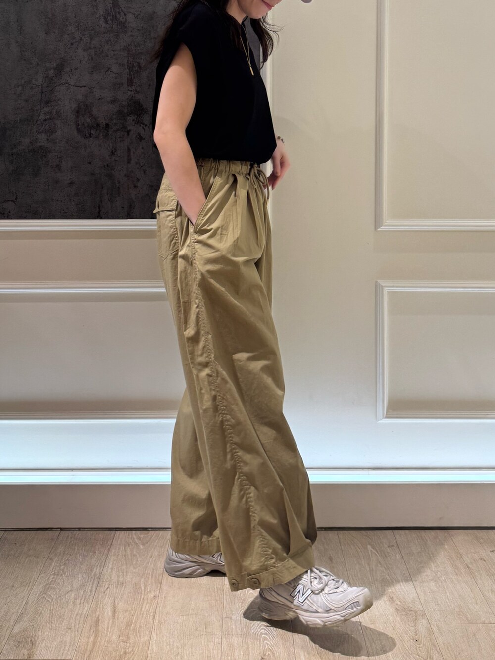 ホワイト系のTシャツ/カットソー、ベージュ系のその他パンツ、ホワイト系のキャップを着用したレディースの夏コーディネートの4枚目の写真