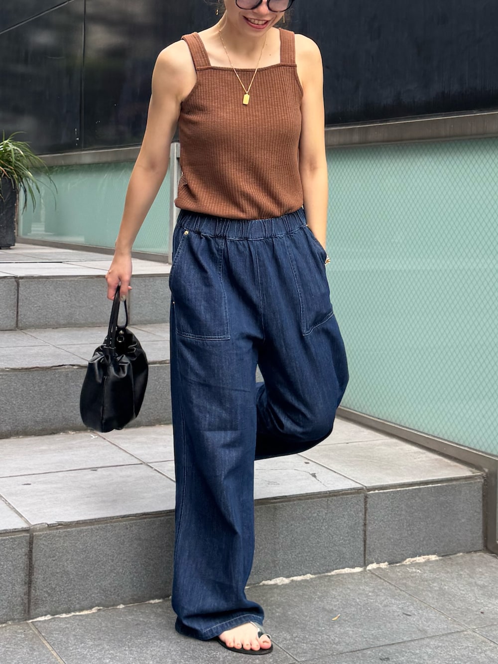 ブラウン系のTシャツ/カットソー、ブルー系のデニムパンツを着用したレディースの夏コーディネートの6枚目の写真