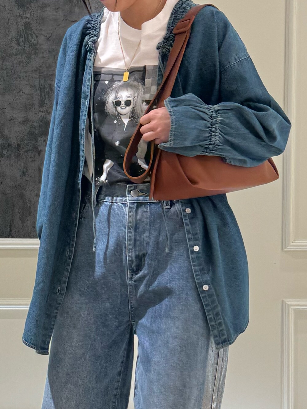 ブルー系のシャツ/ブラウス、ブルー系のデニムパンツ、シルバー系のサンダルを着用したレディースの夏コーディネートの4枚目の写真