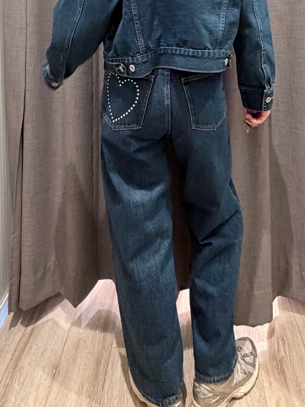 ブルー系のデニムジャケット、ブルー系のデニムパンツを着用したレディースの冬コーディネートの3枚目の写真