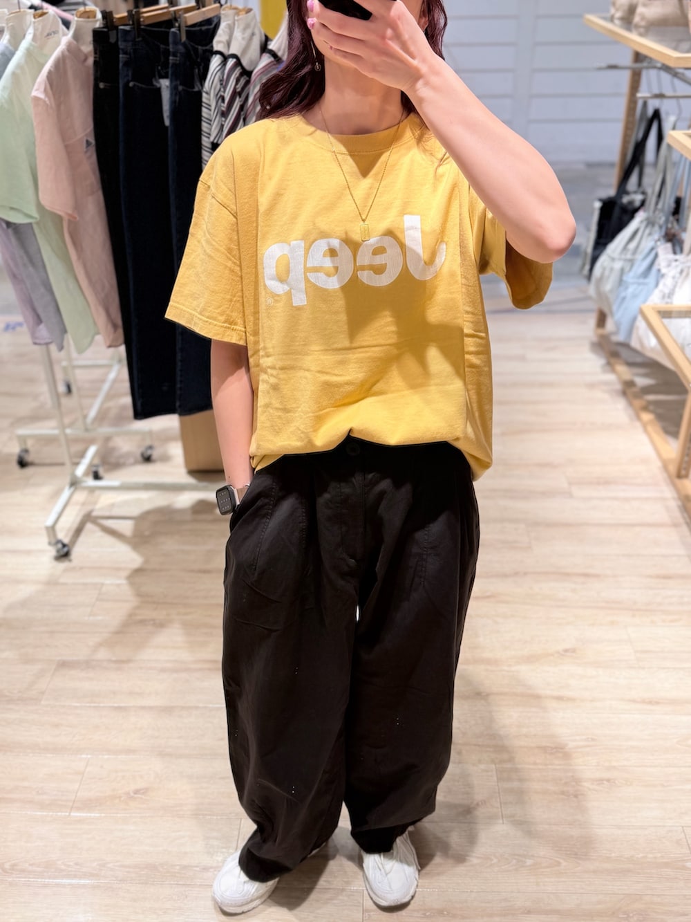 イエロー系のTシャツ/カットソー、ブラック系のその他パンツを着用したレディースの夏コーディネートの3枚目の写真