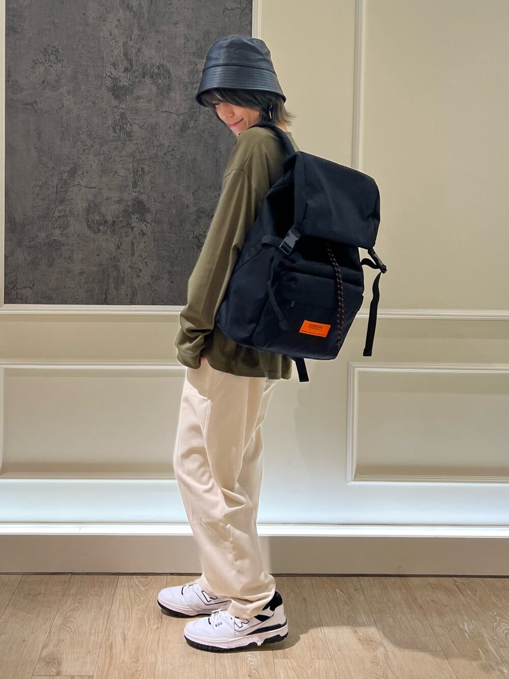 グリーン系のTシャツ/カットソー、ホワイト系のその他パンツ、ブラック系のハットを着用したレディースの秋コーディネートの2枚目の写真