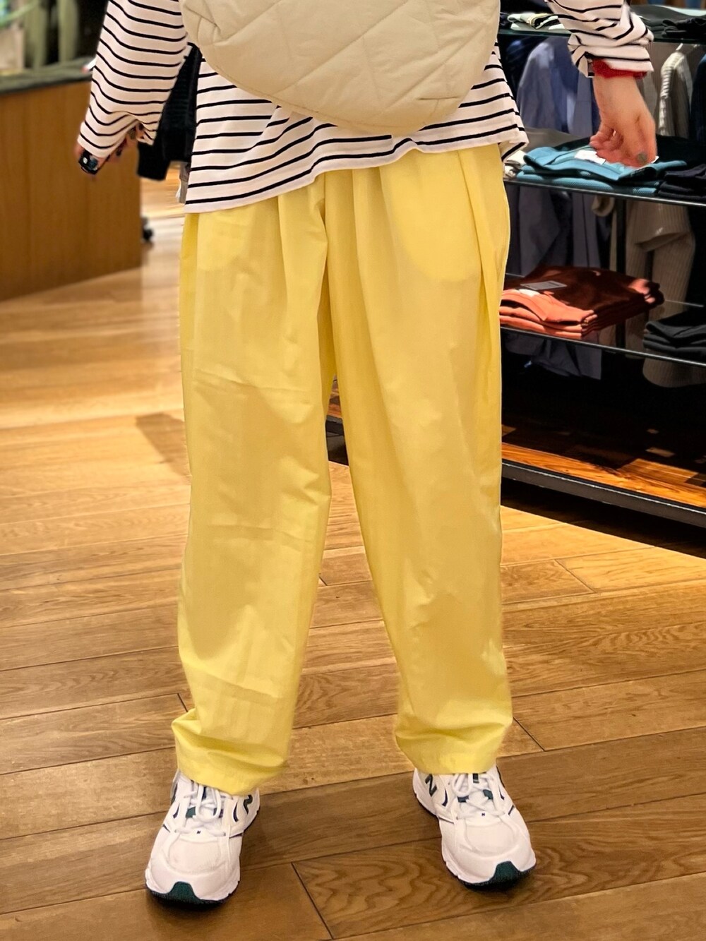 ホワイト系のTシャツ/カットソー、イエロー系のその他パンツ、ホワイト系のショルダーバッグを着用したレディースの春コーディネートの3枚目の写真