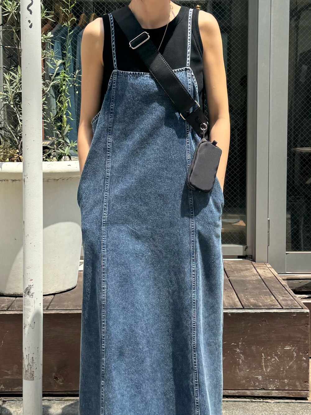 ブルー系のワンピース、ブラック系のショルダーバッグを着用したレディースの夏コーディネートの5枚目の写真