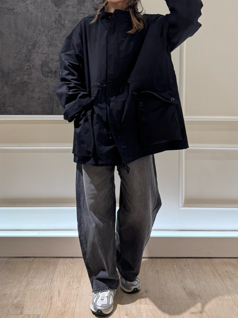 ブラック系のモッズコート、ブラック系のニットキャップ/ビーニーを着用したレディースの秋コーディネートの4枚目の写真