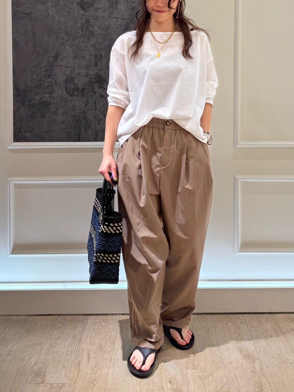 ホワイト系のTシャツ/カットソー、イエロー系のその他パンツ、ブラック系のサンダルを着用したレディースの春コーディネートの5枚目の写真